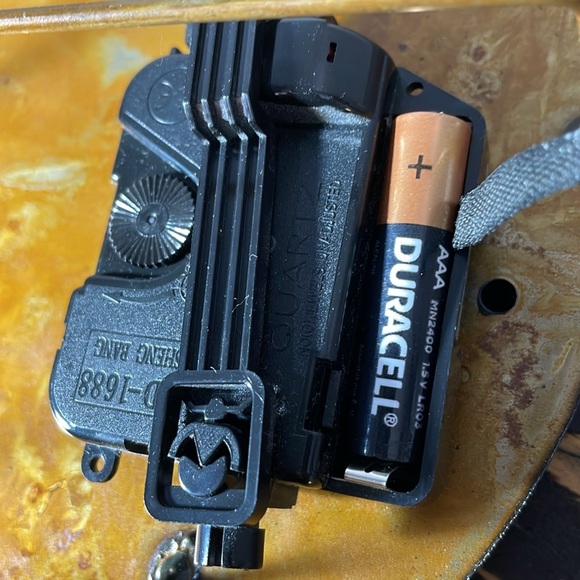 Unique and adorable metal cat clock artisan hand crafted with moving tail! - Picture 16 of 17